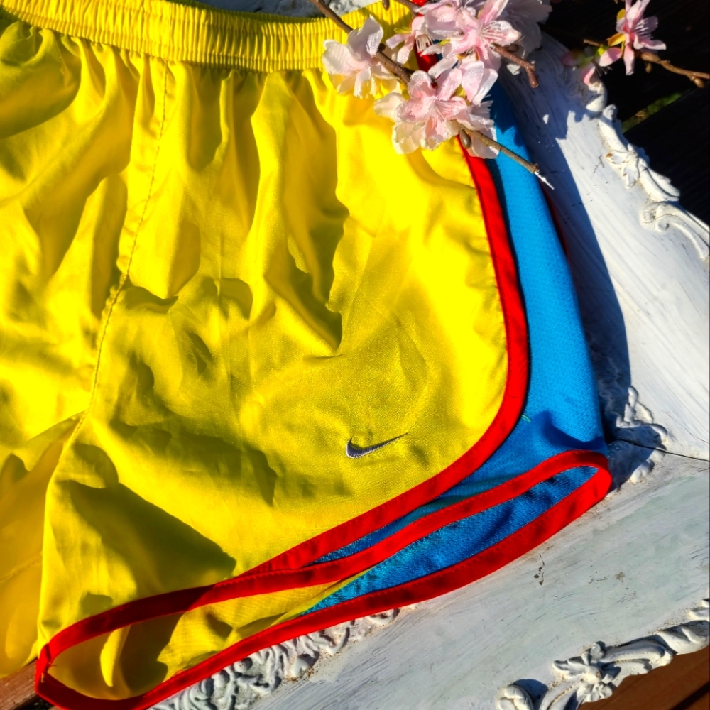 Nike bright yellow jogging shorts - Picture 2 of 7